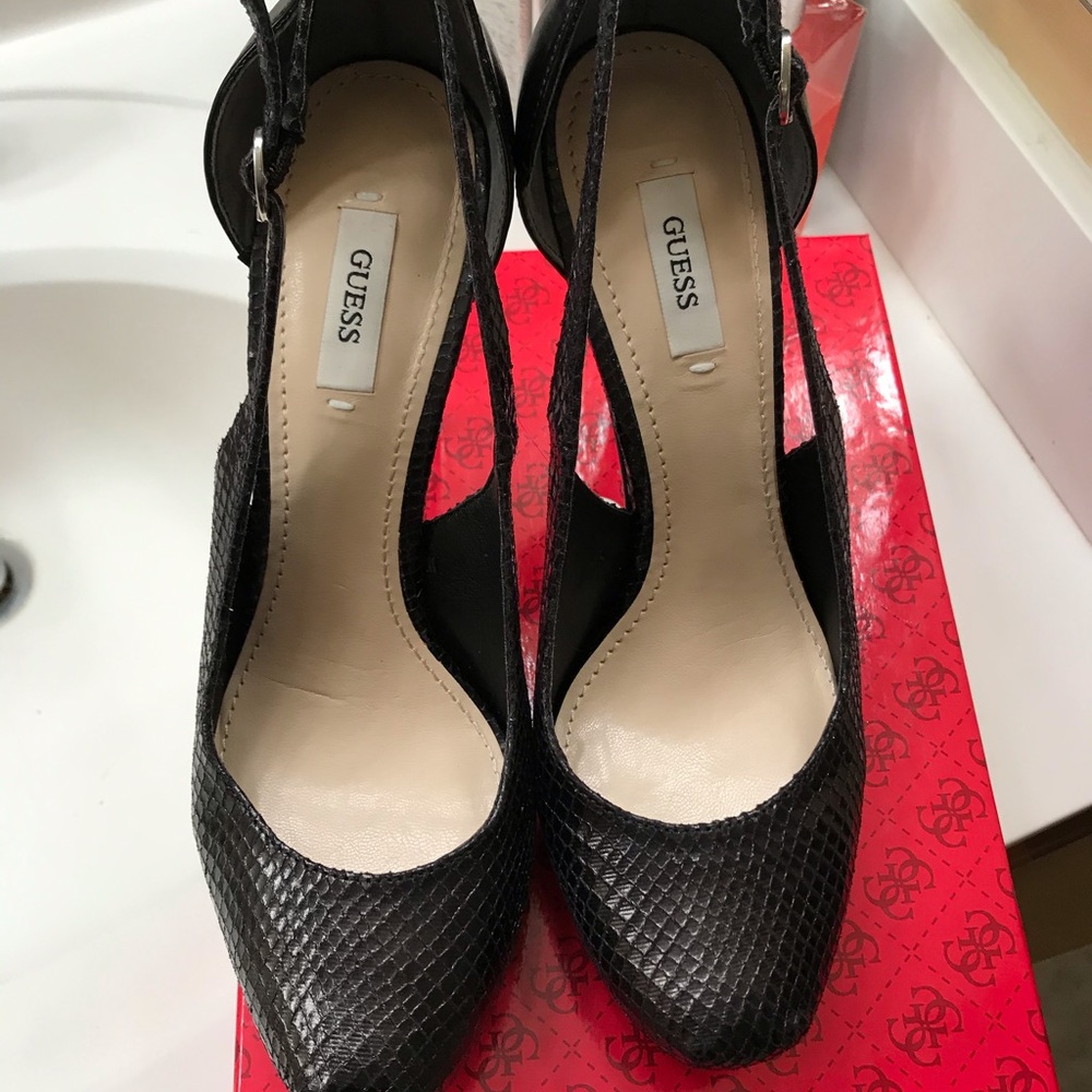 Guess Pumps